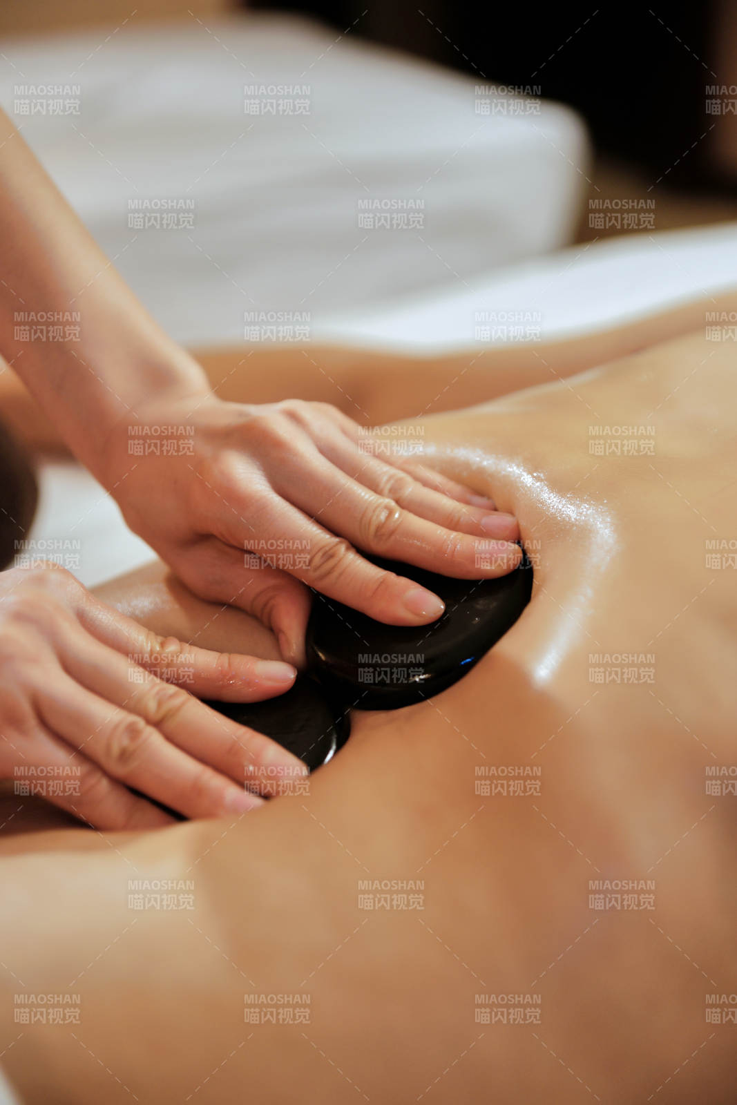 专业的按摩技师为顾客进行玉石推拿图片