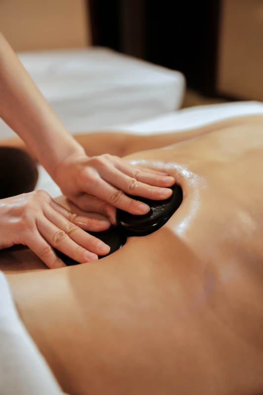 专业的按摩技师为顾客进行玉石推拿图片