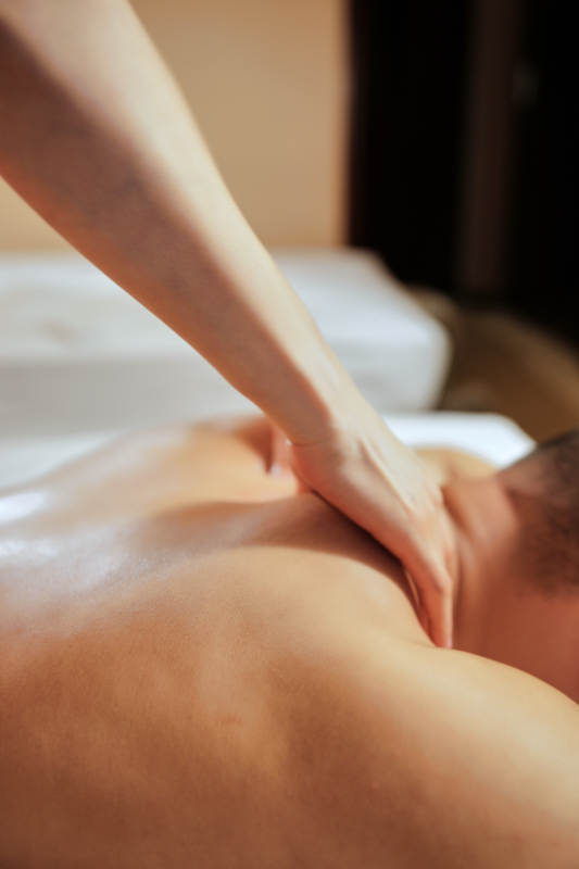 专业的按摩技师为顾客进行保健按摩图片