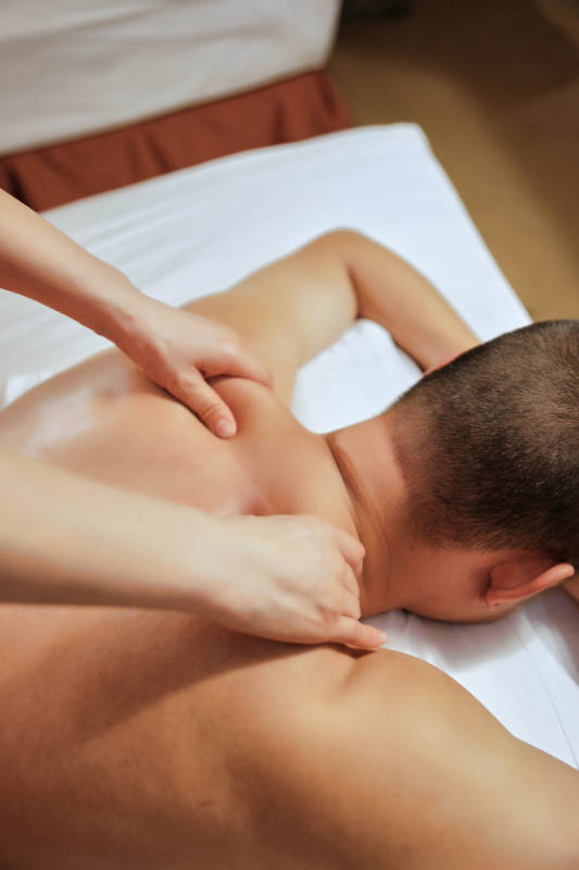 专业的按摩技师为顾客进行保健按摩图片