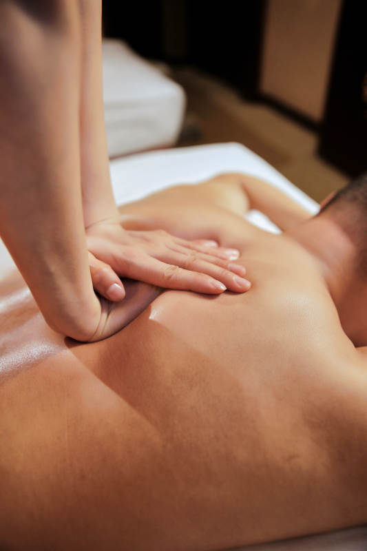 专业的按摩技师为顾客进行保健按摩图片