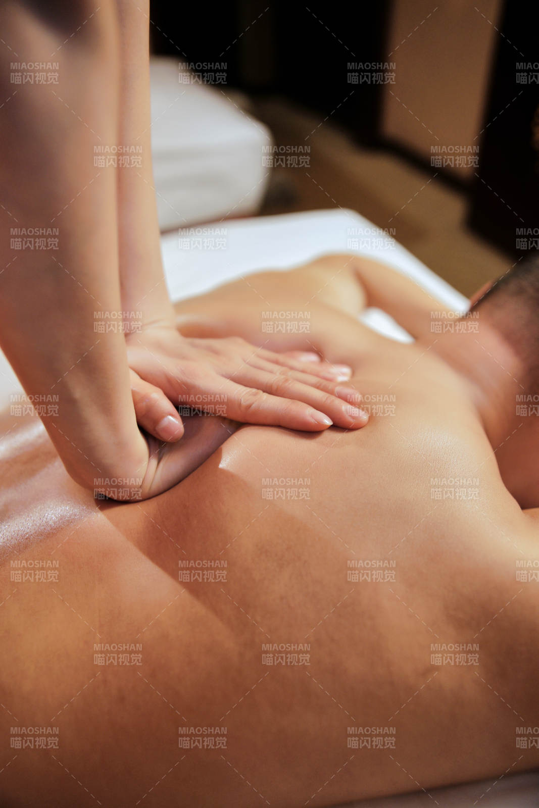 专业的按摩技师为顾客进行保健按摩图片