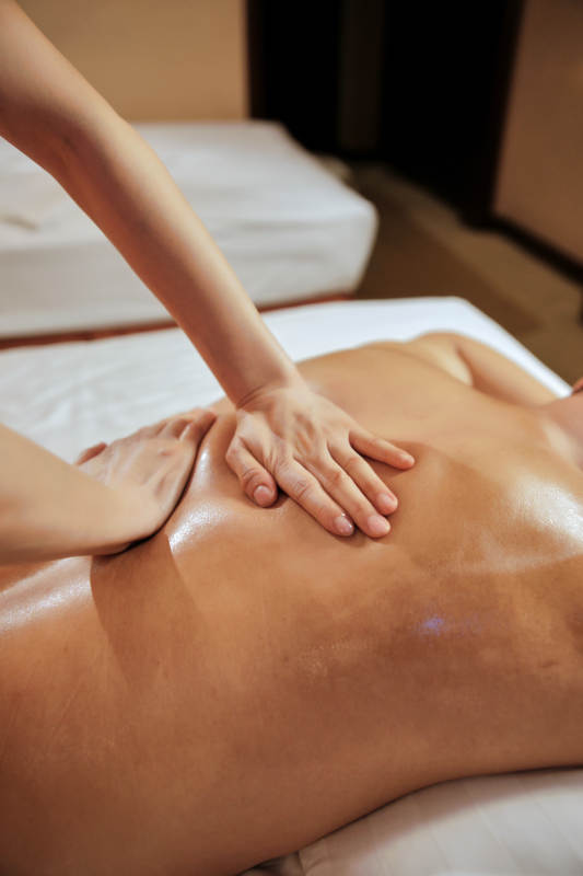 专业的按摩技师为顾客进行保健按摩图片