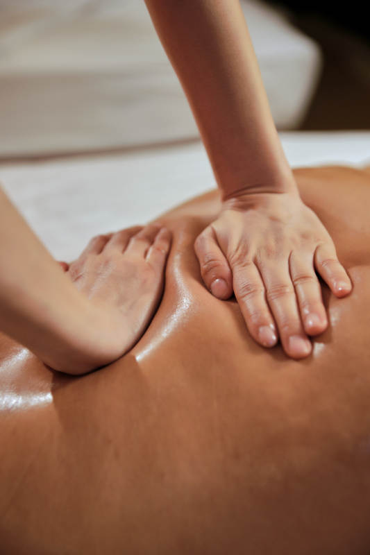 专业的按摩技师为顾客进行保健按摩图片