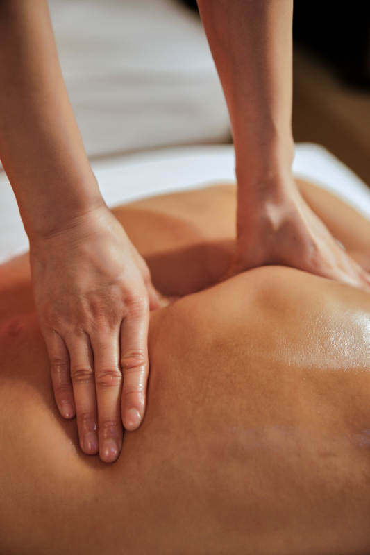 专业的按摩技师为顾客进行保健按摩图片