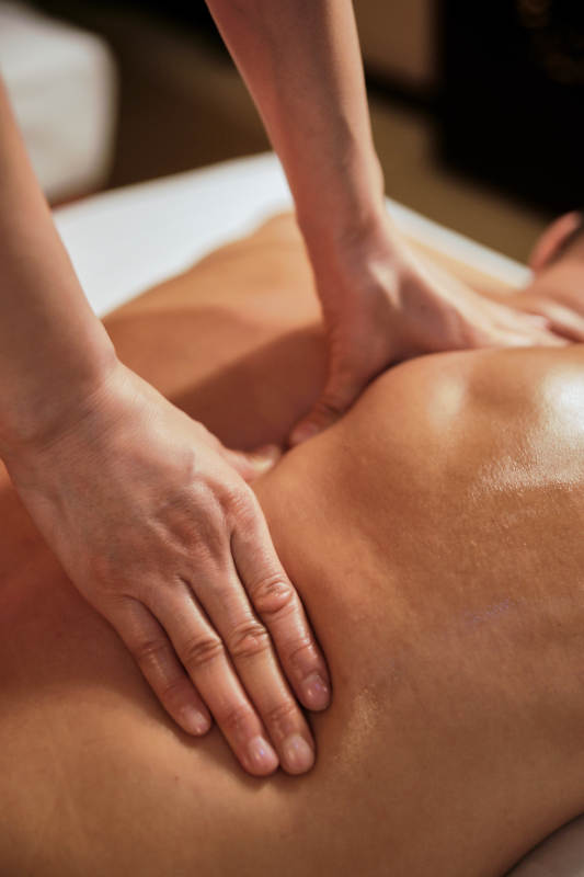 专业的按摩技师为顾客进行保健按摩图片