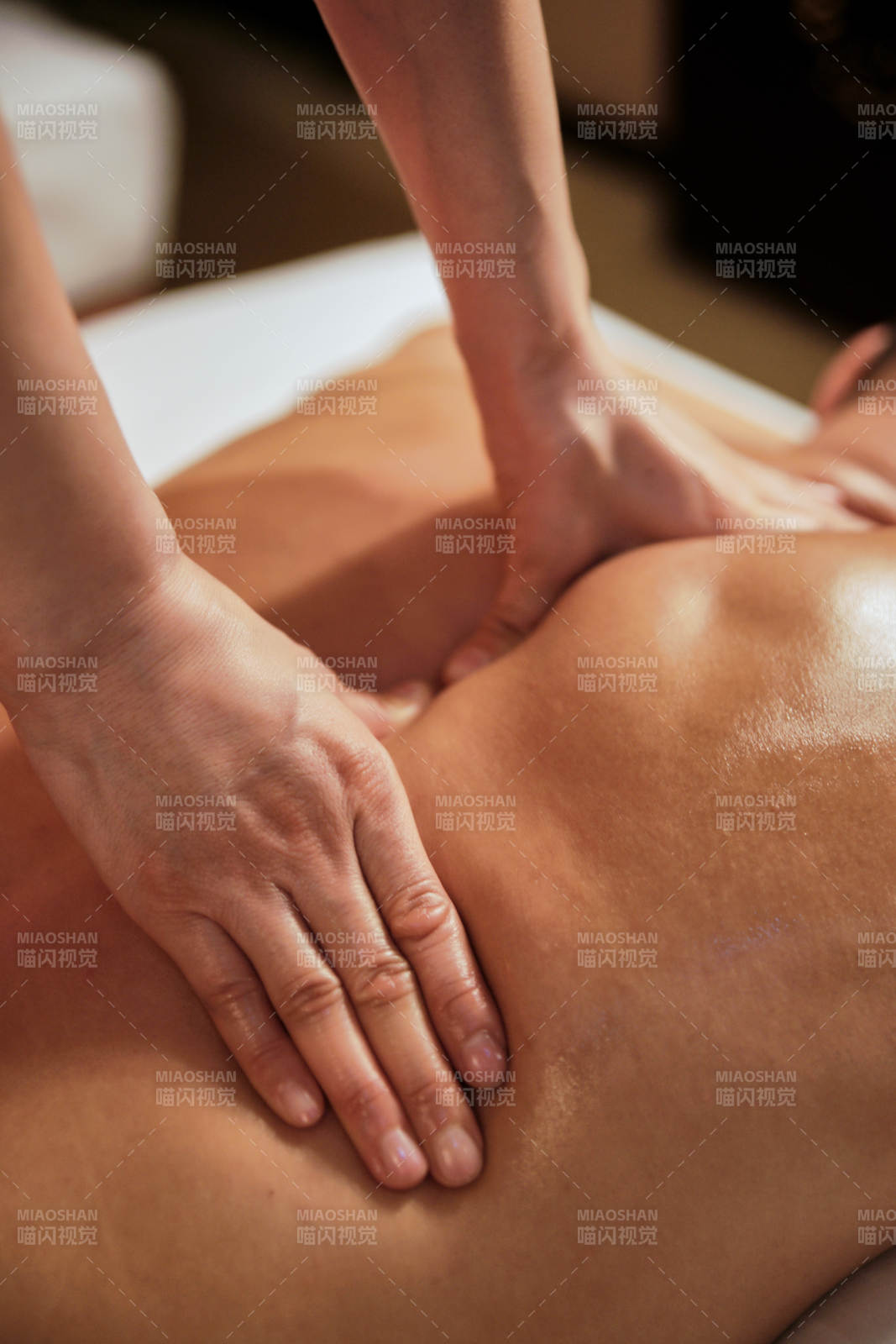 专业的按摩技师为顾客进行保健按摩图片