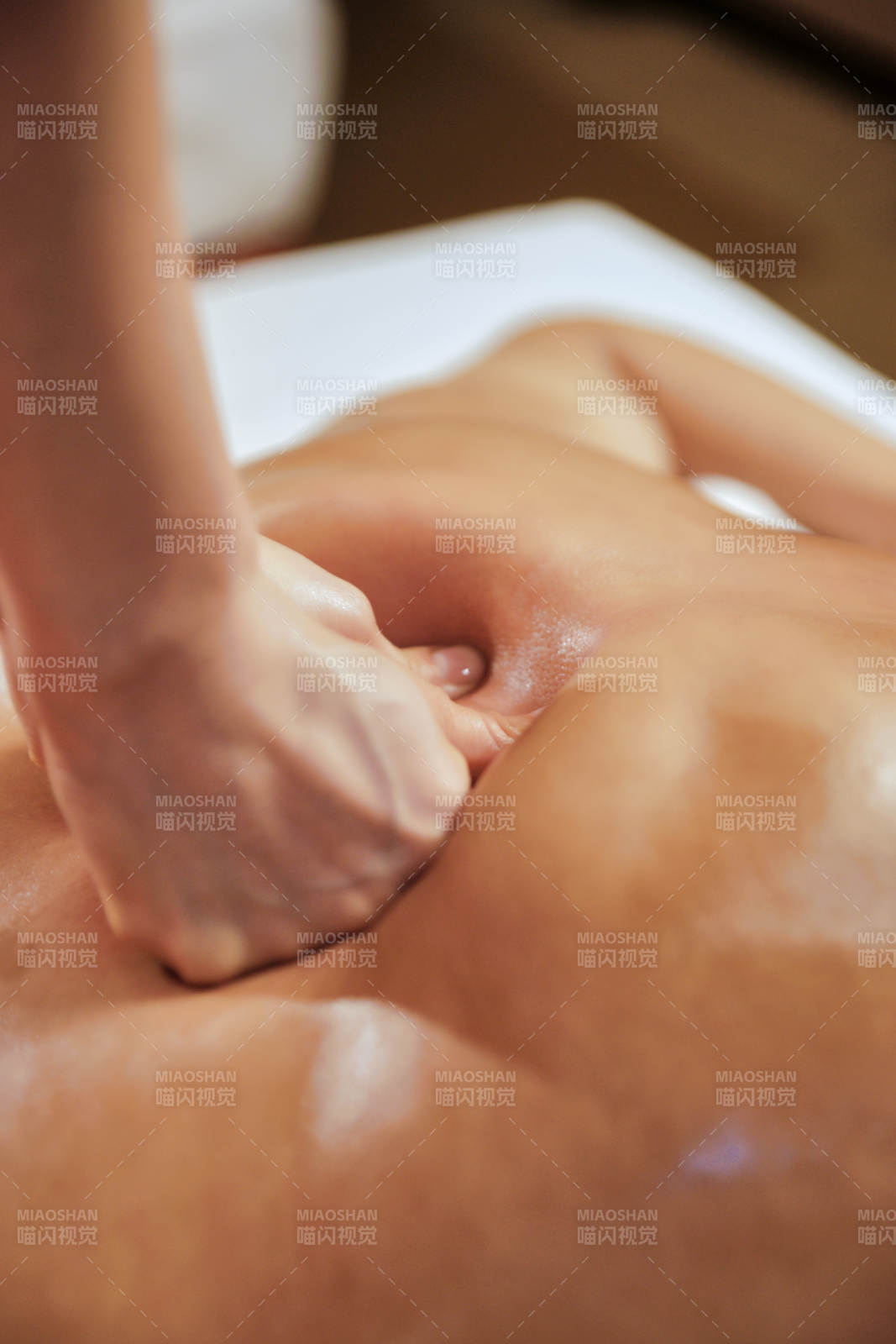 专业的按摩技师为顾客进行保健按摩图片