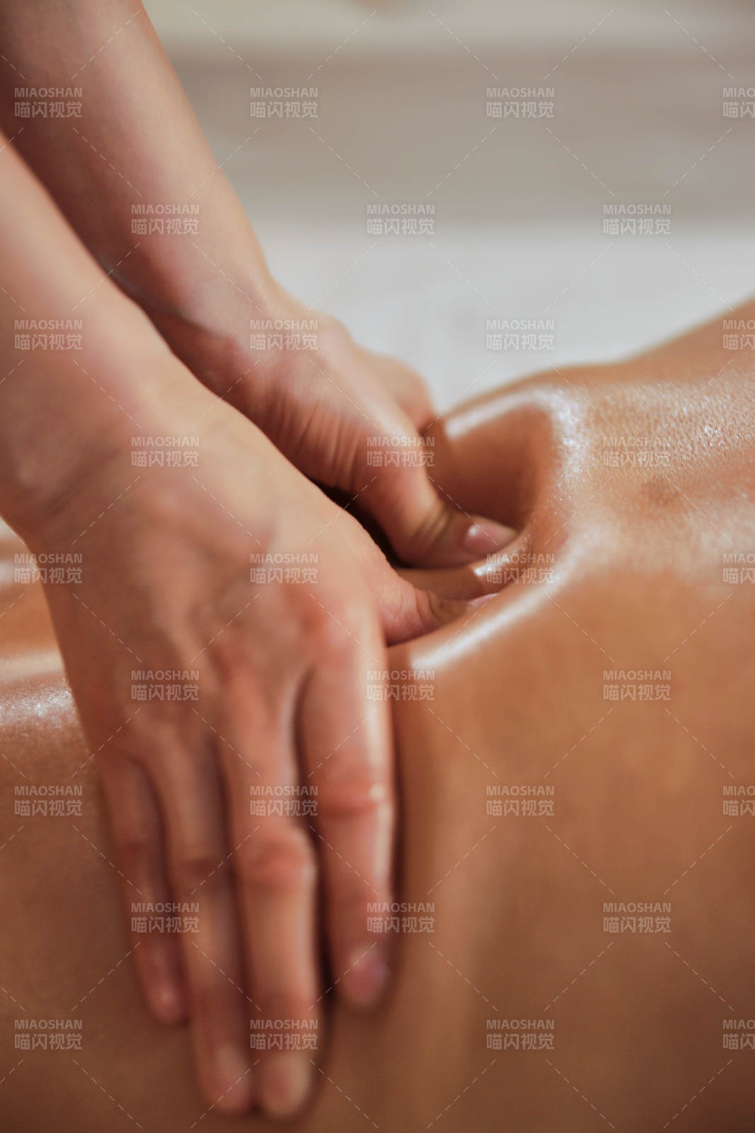 专业的按摩技师为顾客进行保健按摩图片