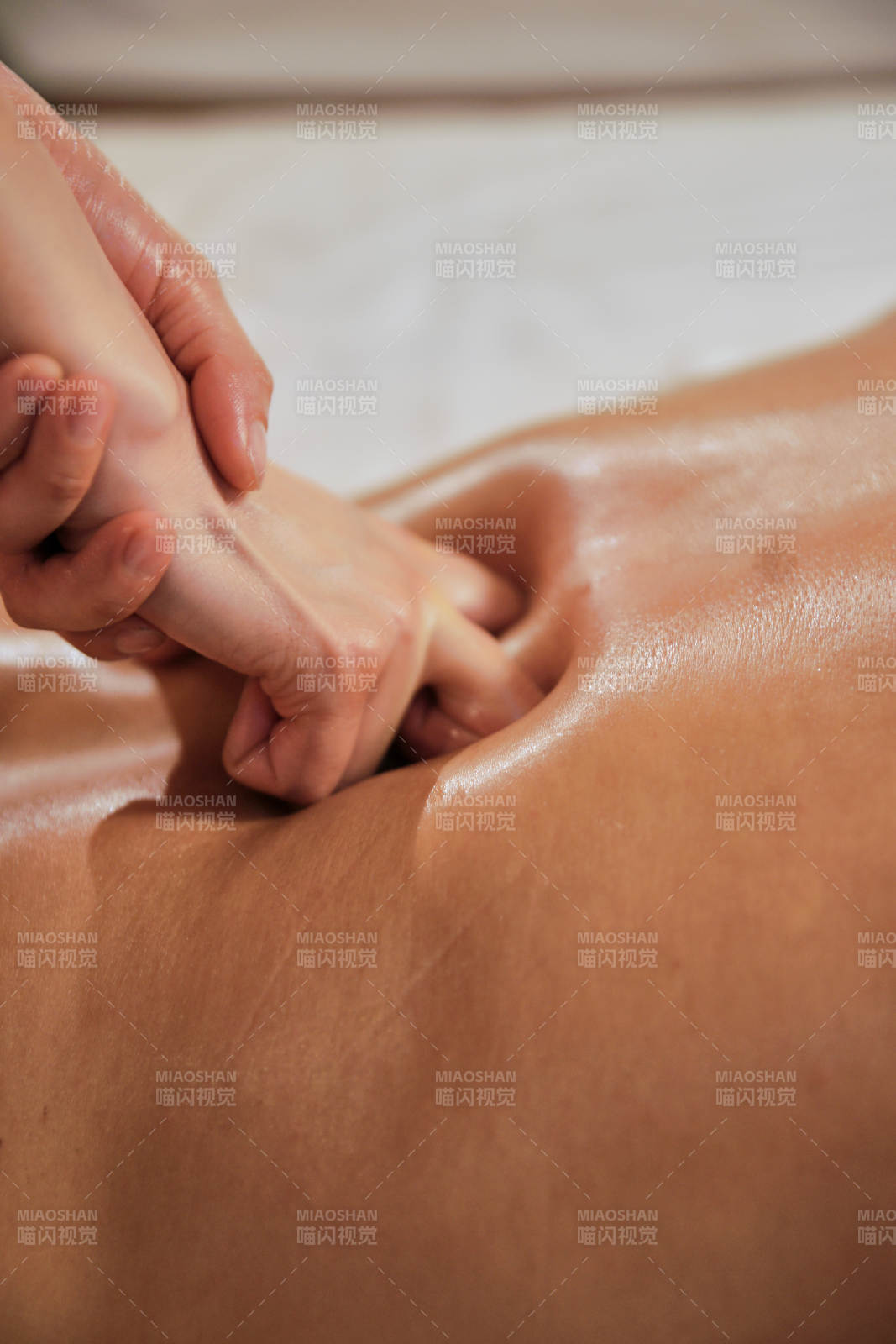 专业的按摩技师为顾客进行保健按摩图片