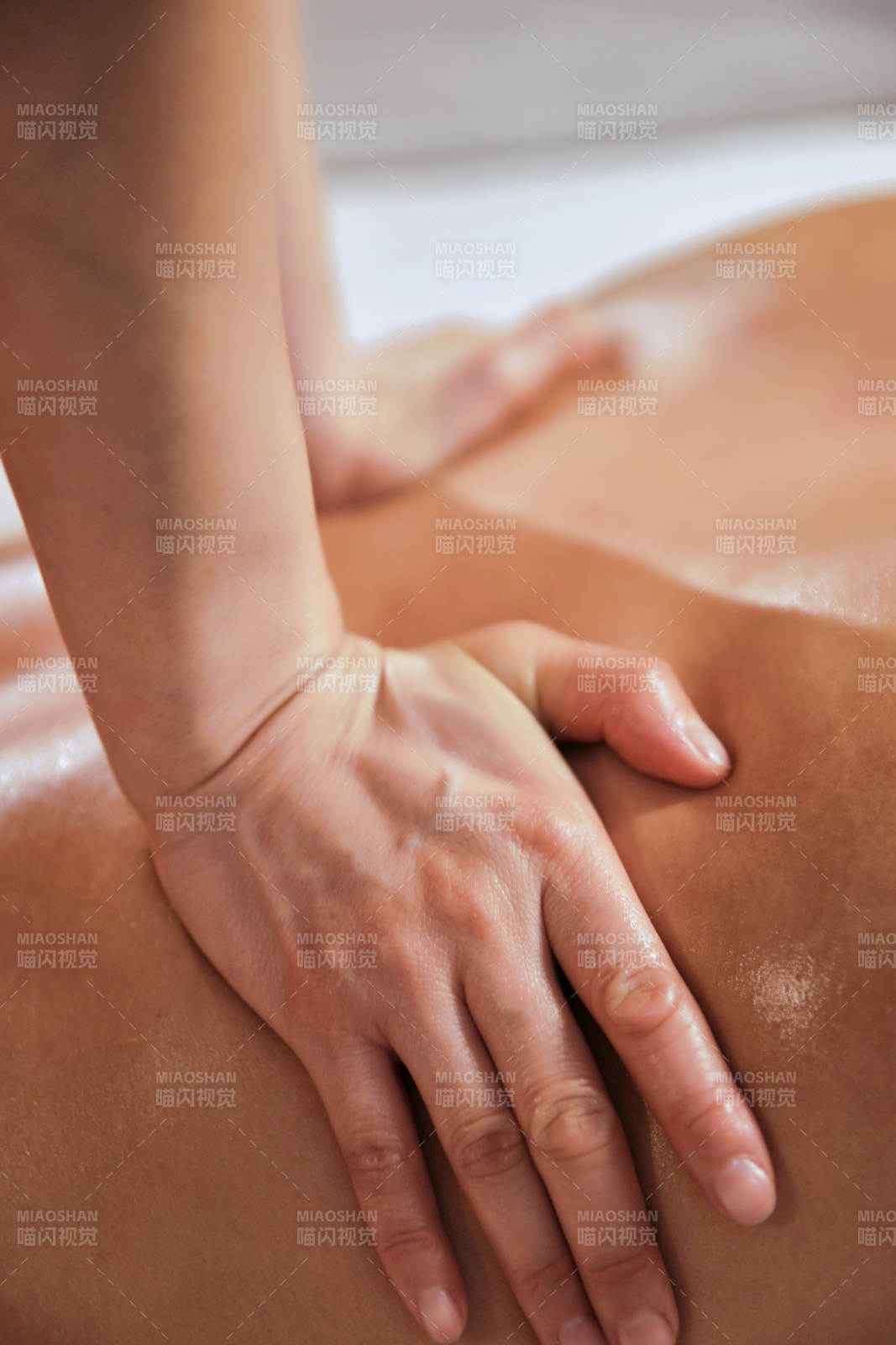 专业的按摩技师为顾客进行保健按摩图片