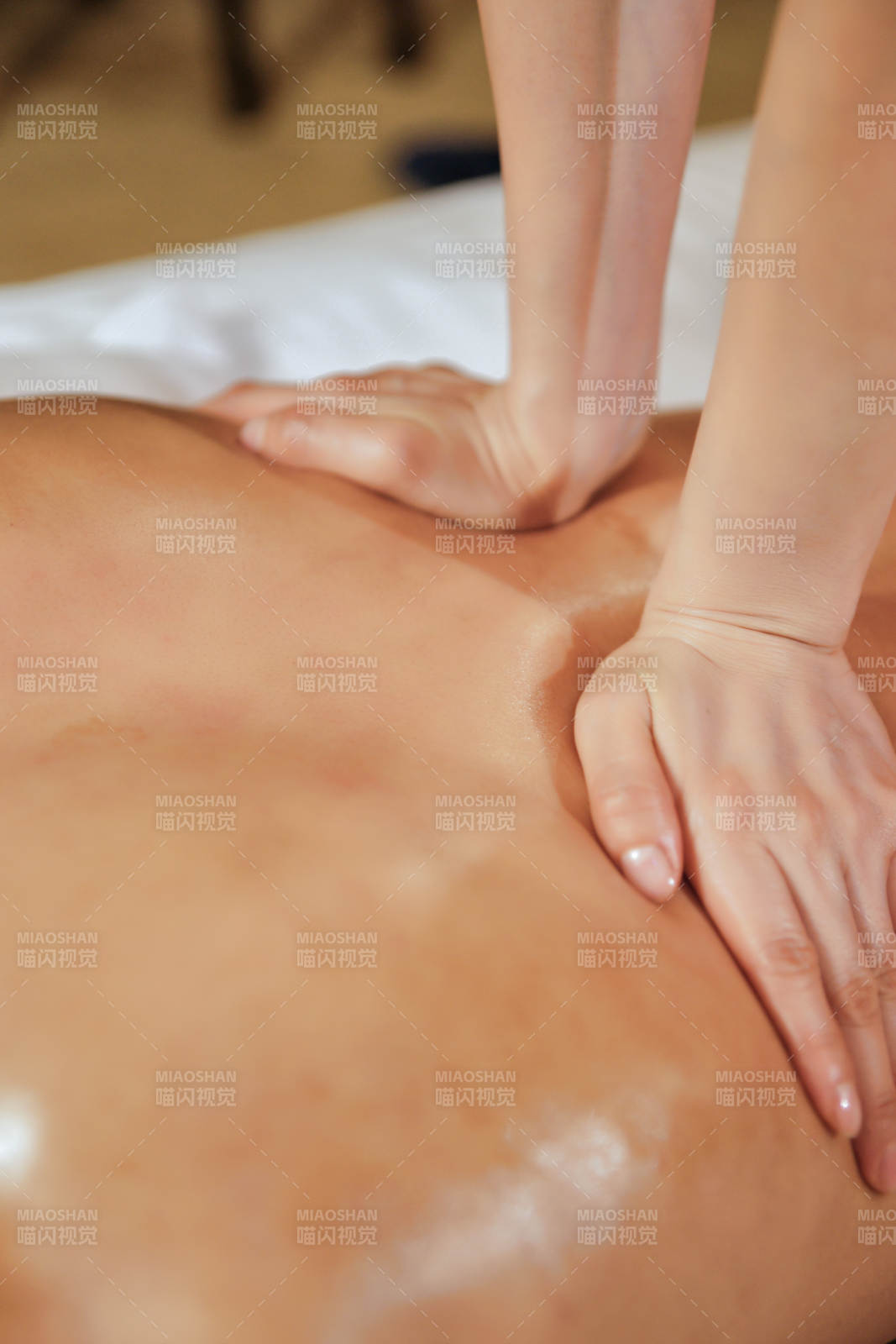 专业的按摩技师为顾客进行保健按摩图片