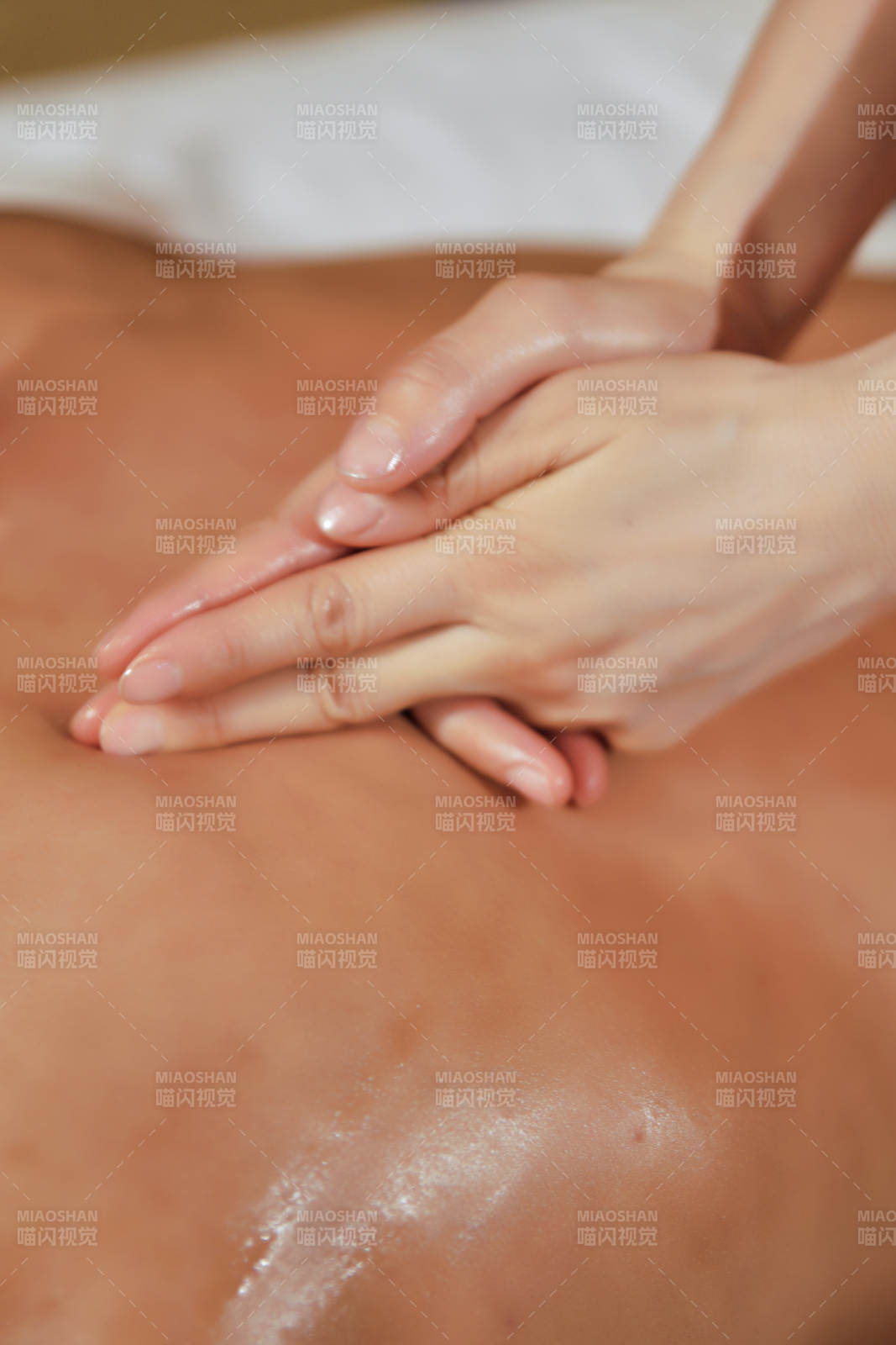专业的按摩技师为顾客进行保健按摩图片