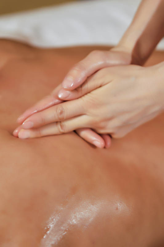 专业的按摩技师为顾客进行保健按摩图片