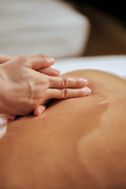 专业的按摩技师为顾客进行保健按摩图片