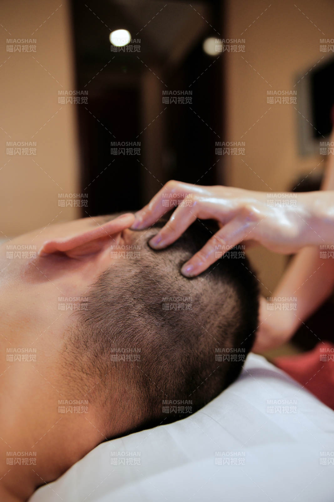 专业的按摩技师为顾客进行头部保健按摩图片