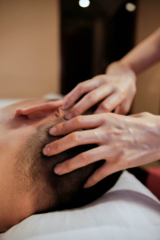 专业的按摩技师为顾客进行头部保健按摩图片