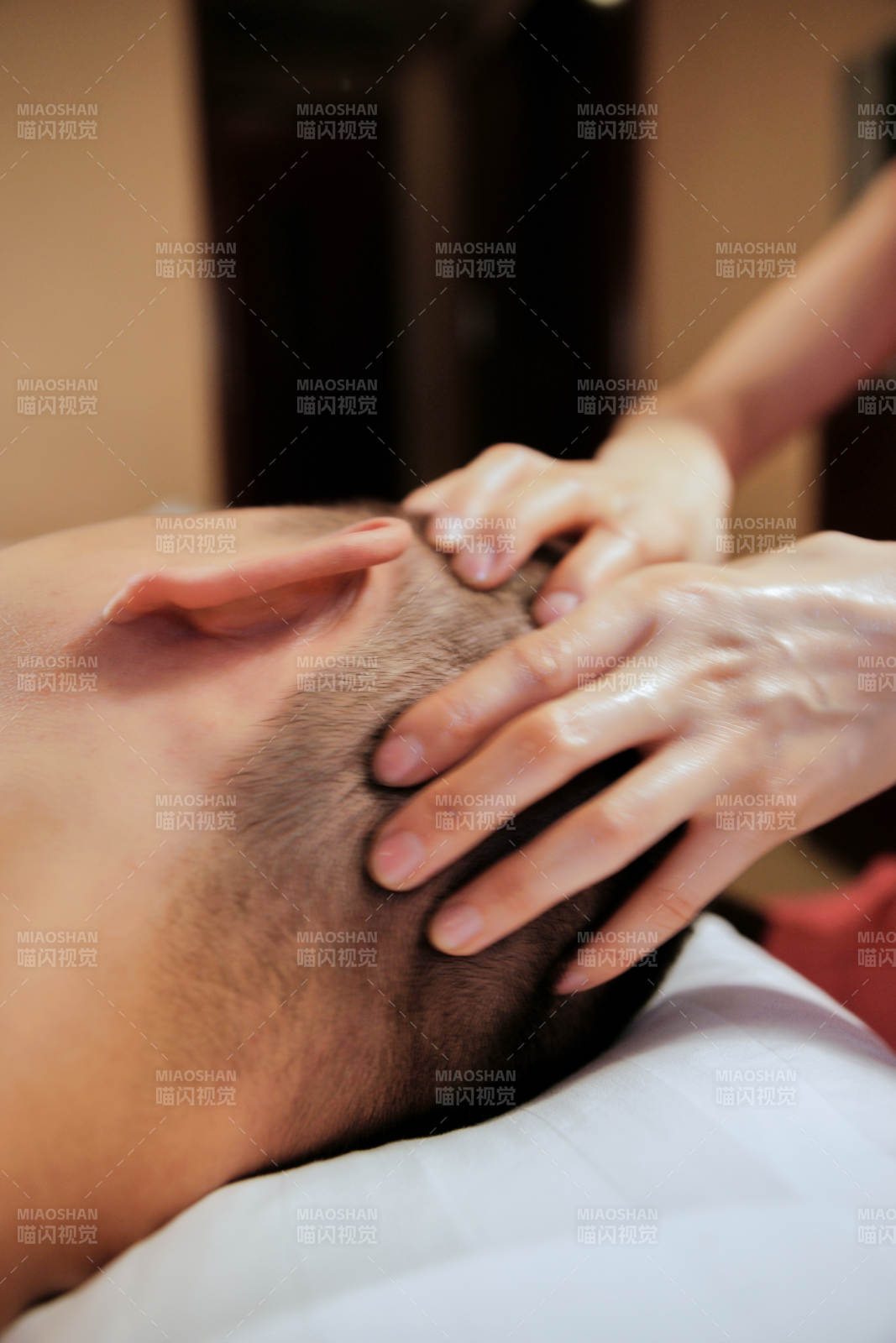 专业的按摩技师为顾客进行头部保健按摩图片