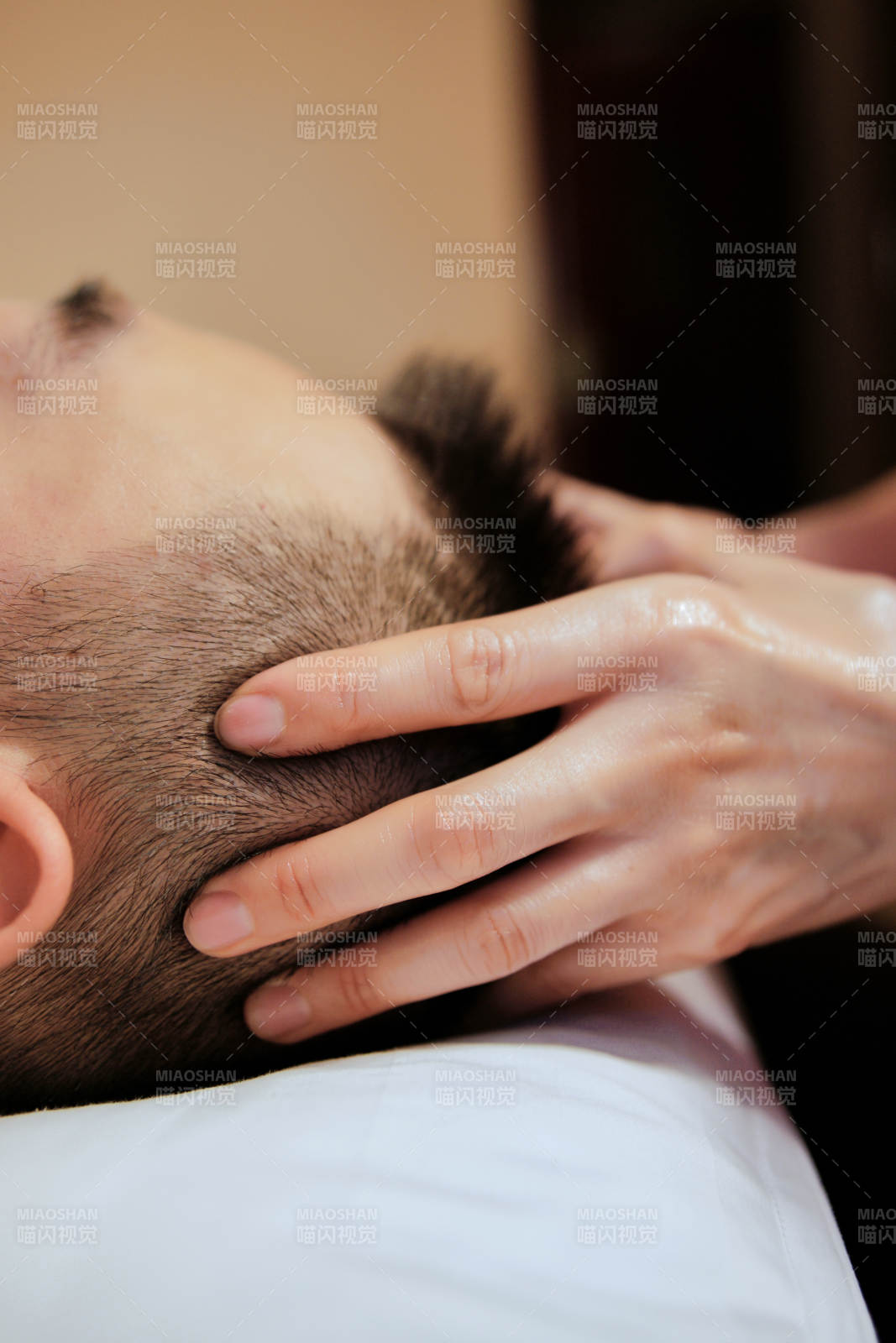 专业的按摩技师为顾客进行头部保健按摩图片