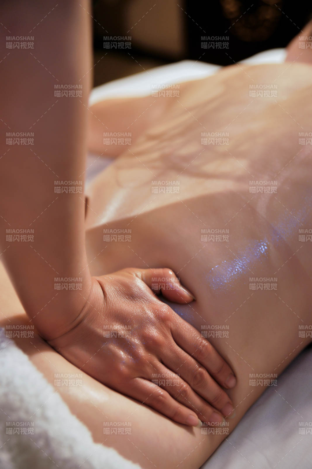 专业的按摩技师为顾客进行保健按摩图片