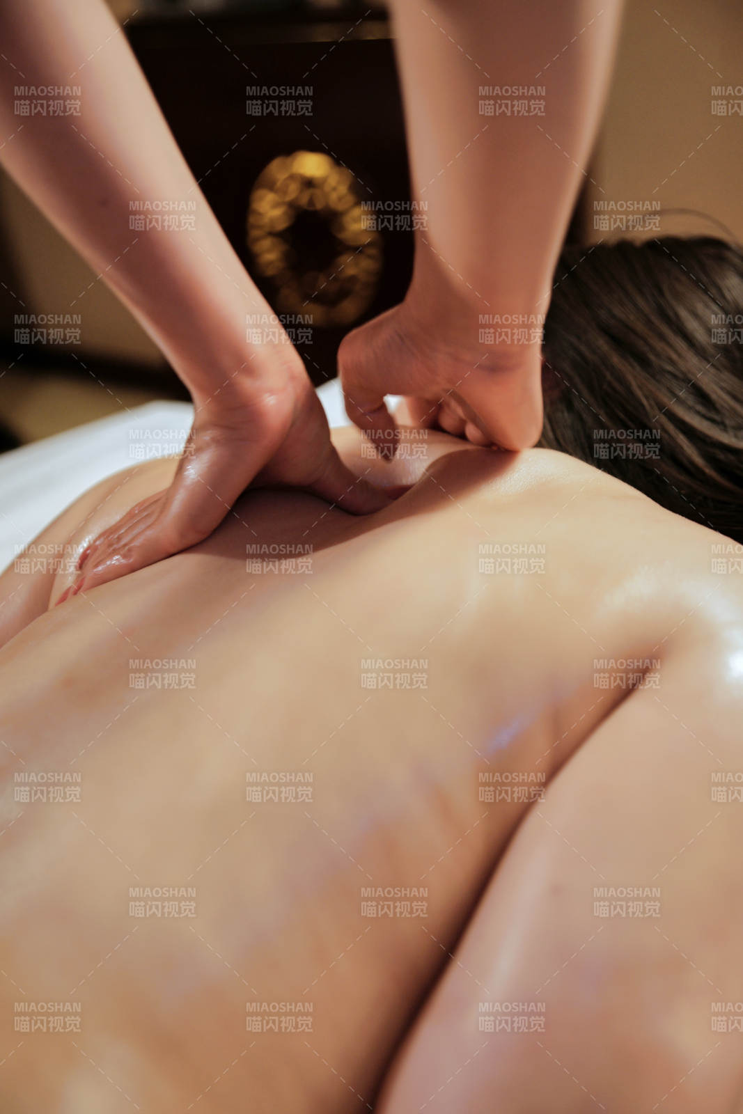 专业的按摩技师为顾客进行保健按摩图片