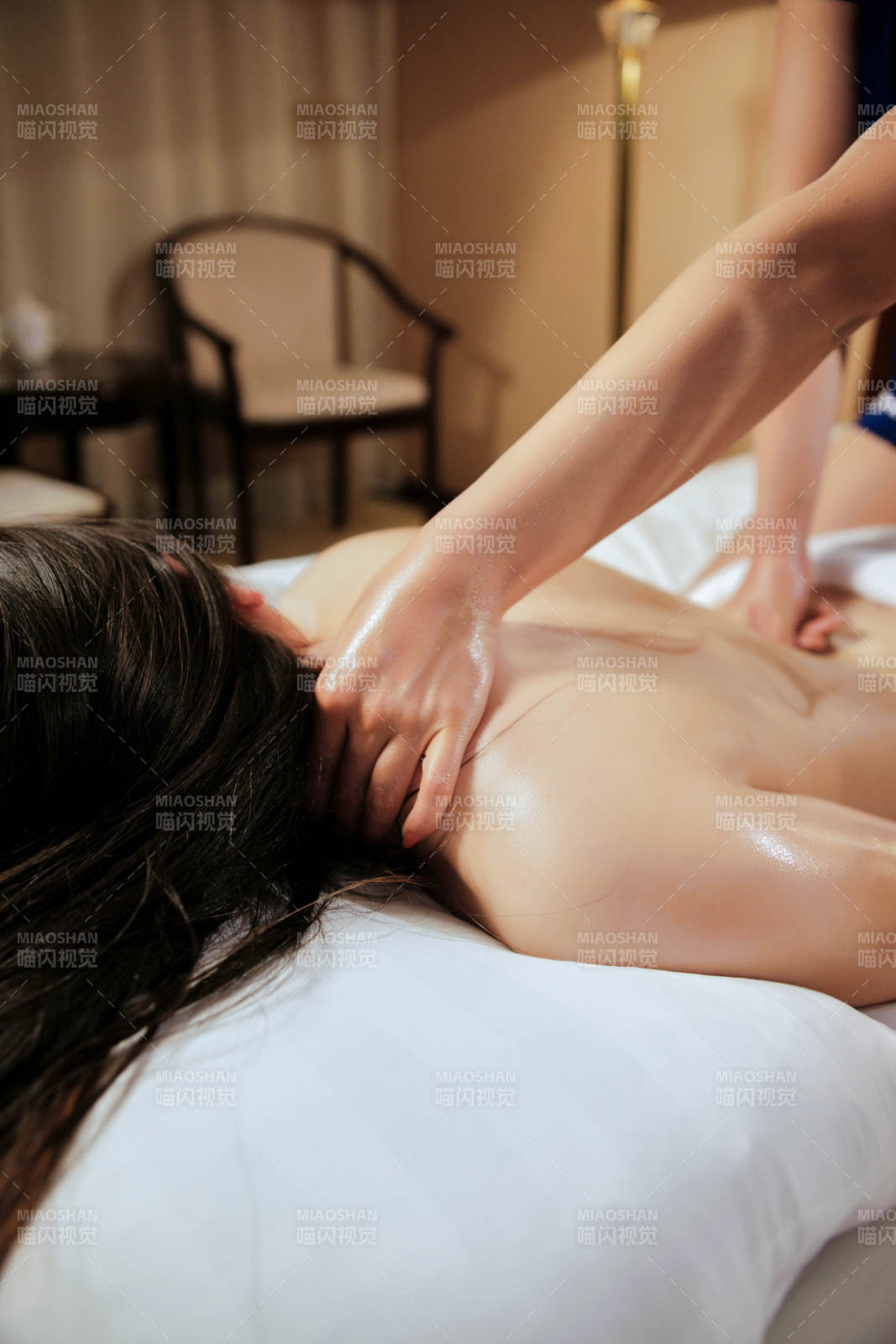 专业的按摩技师为顾客进行保健按摩图片