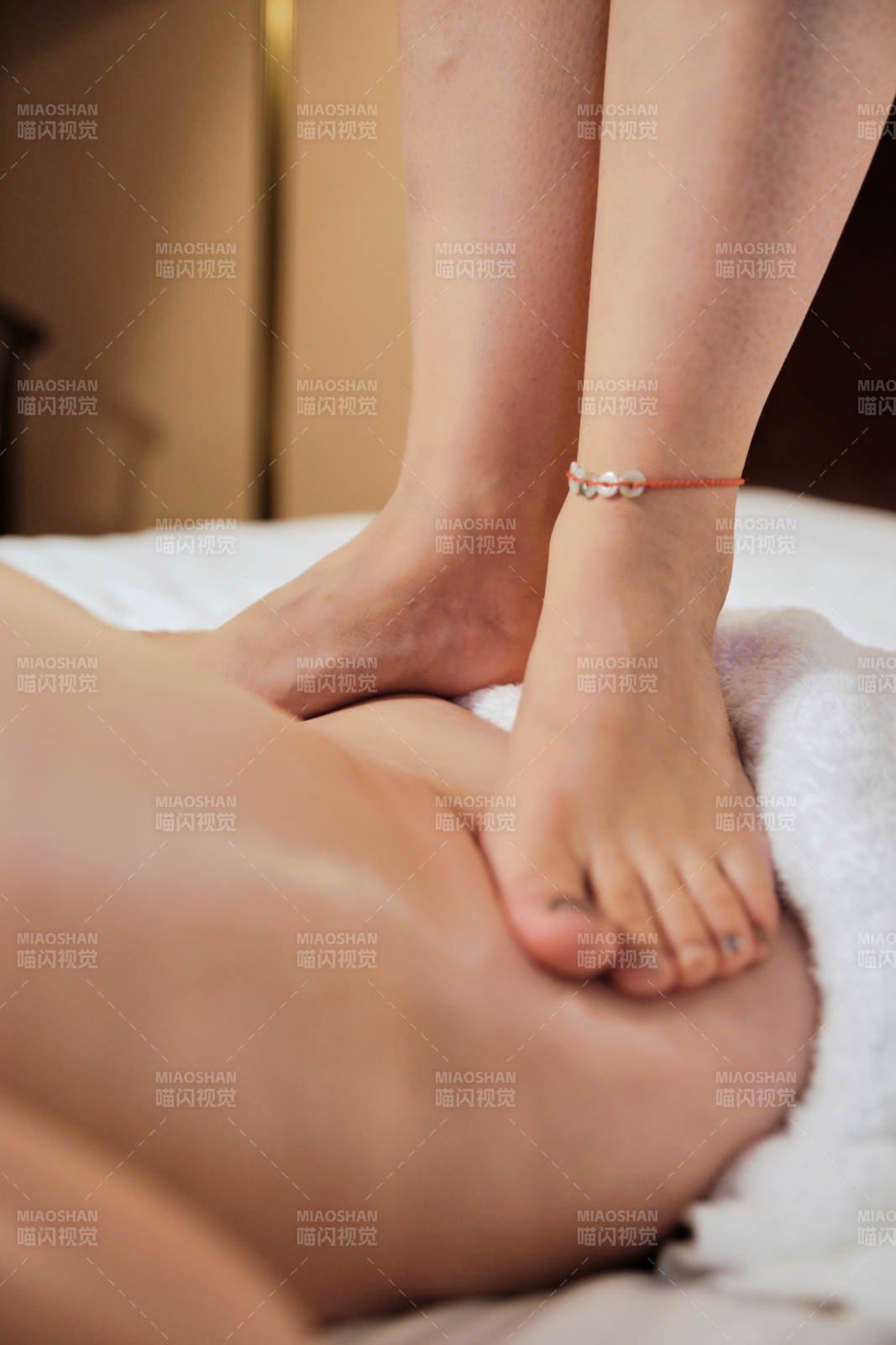 专业的按摩技师为顾客进行保健按摩图片