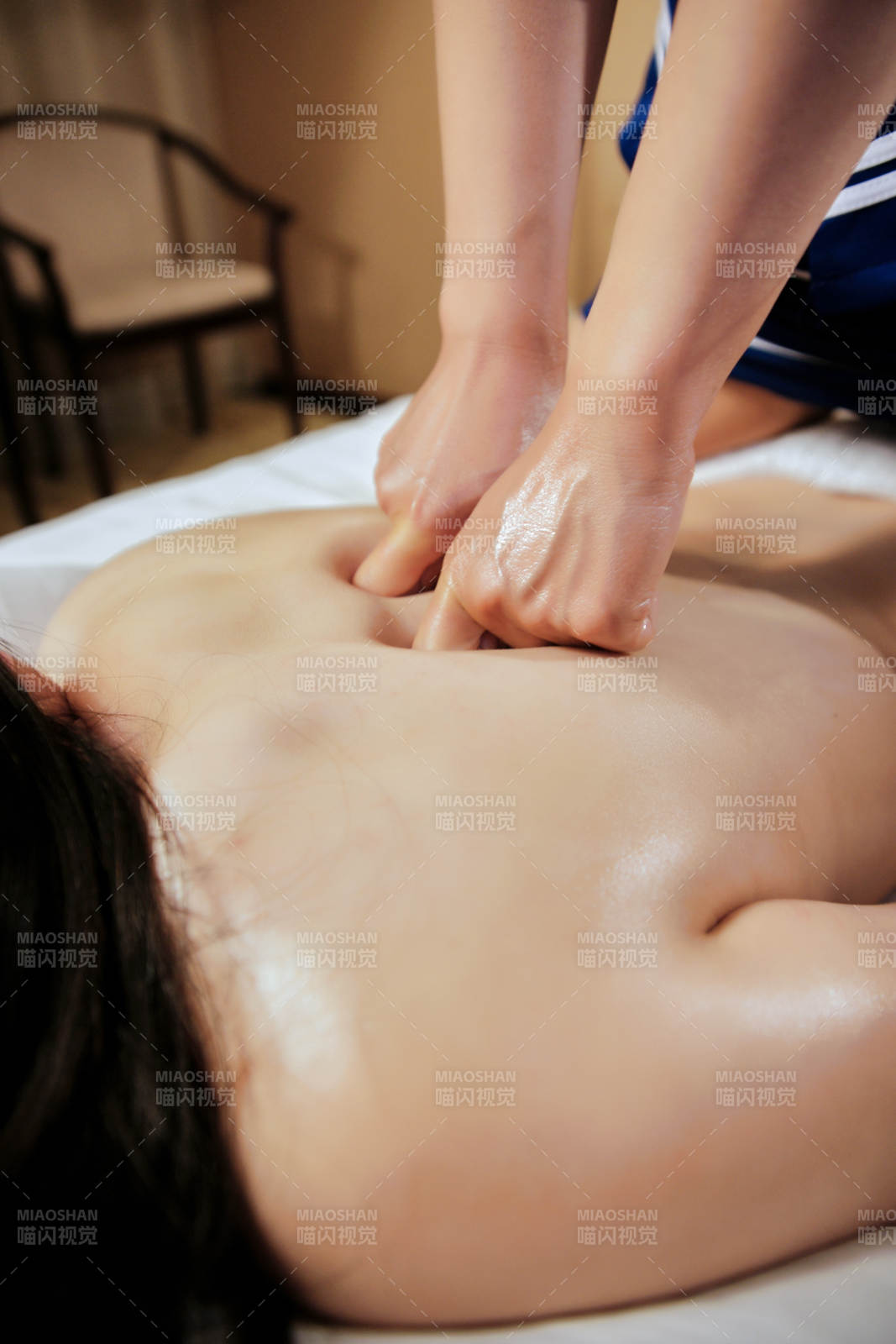 专业的按摩技师为顾客进行保健按摩图片