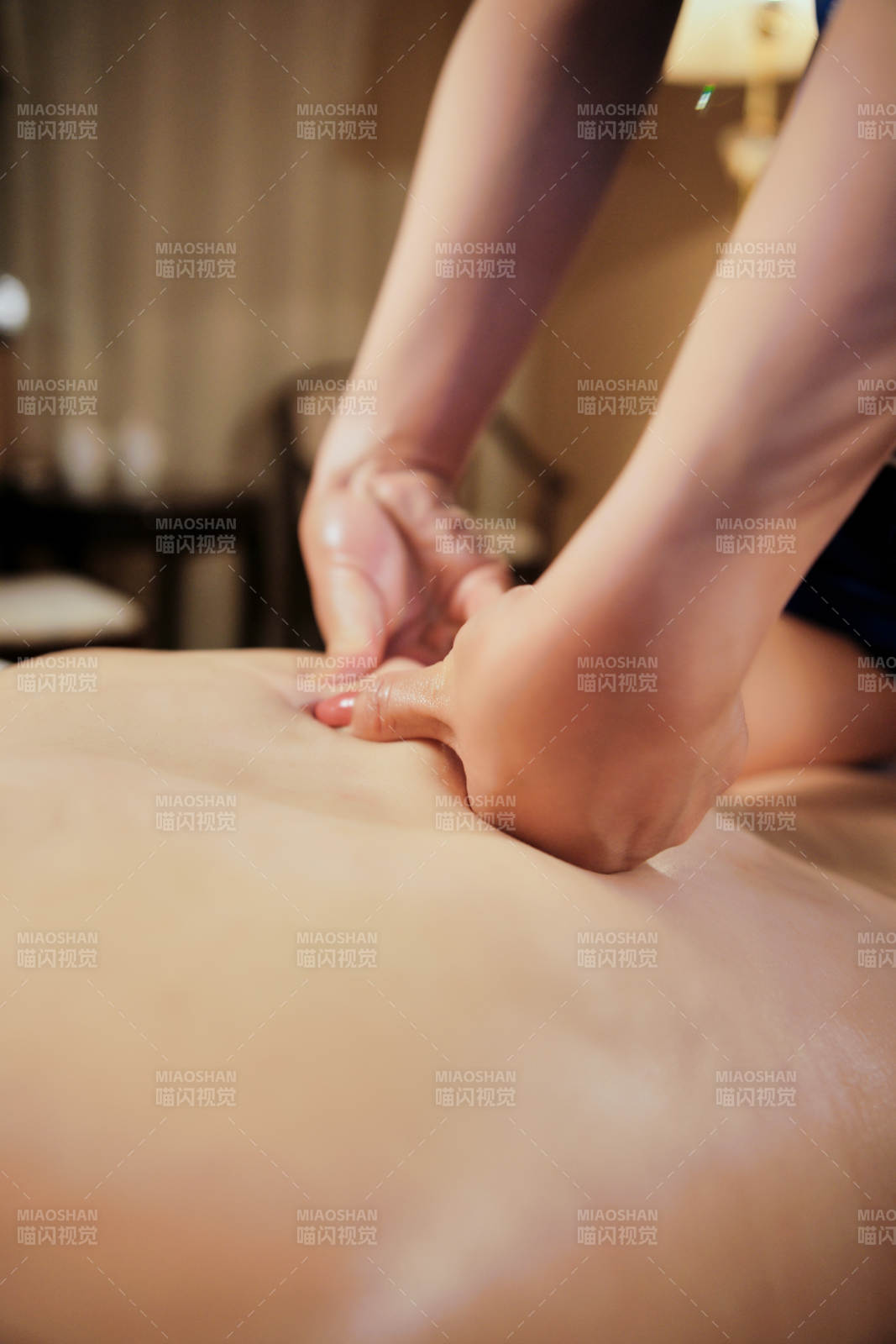 专业的按摩技师为顾客进行保健按摩图片