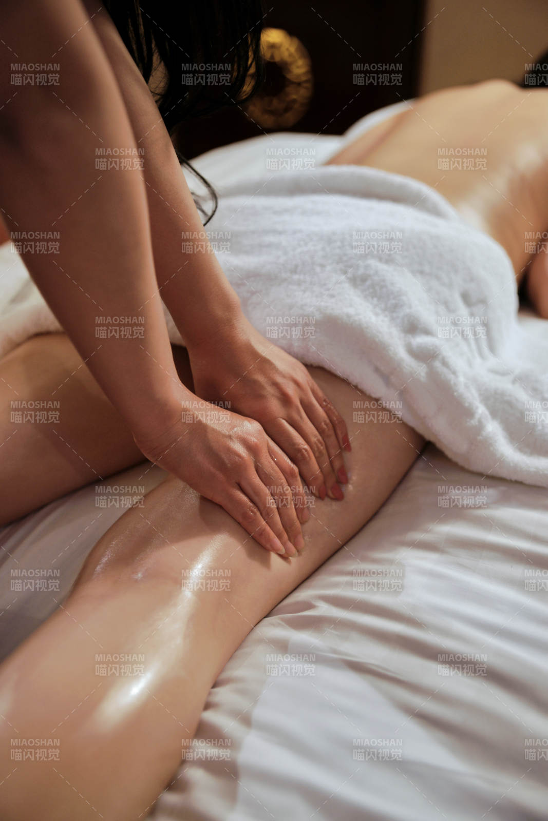 专业的按摩技师为顾客进行保健按摩图片
