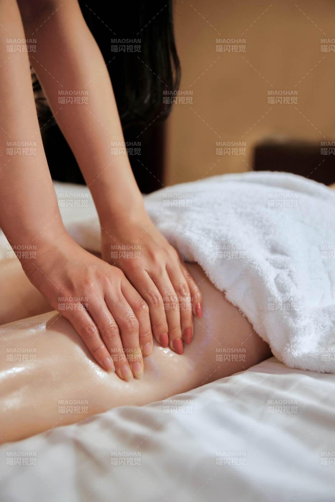 专业的按摩技师为顾客进行保健按摩图片