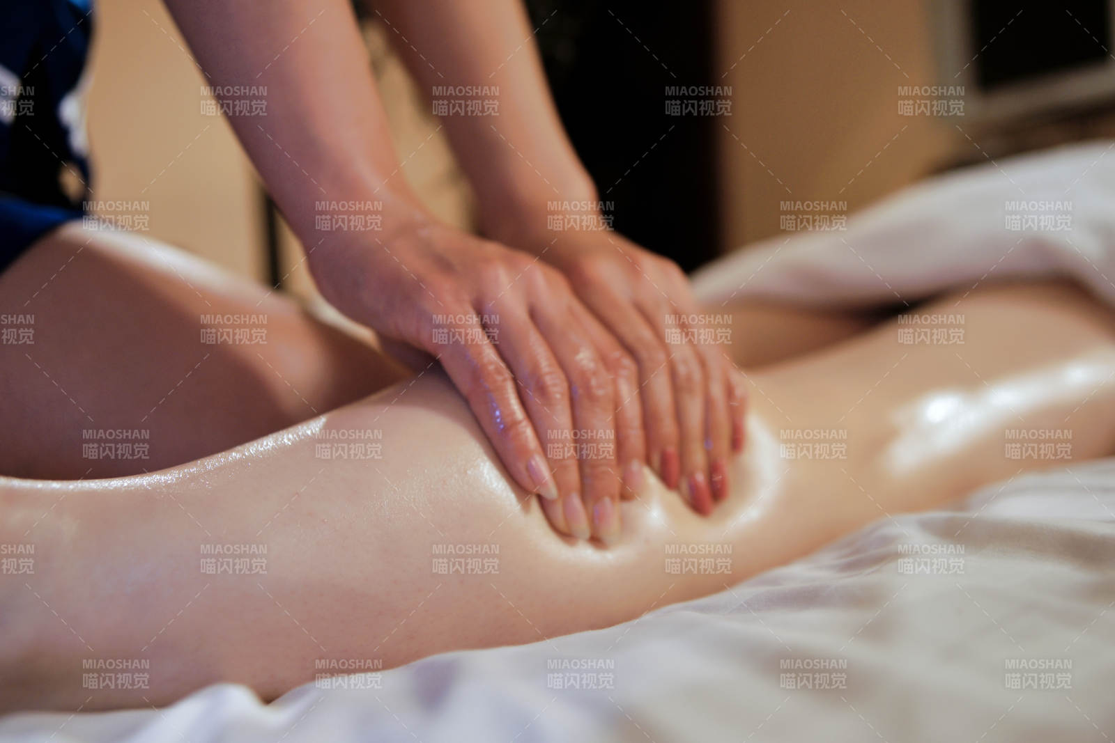 专业的按摩技师为顾客进行保健按摩图片