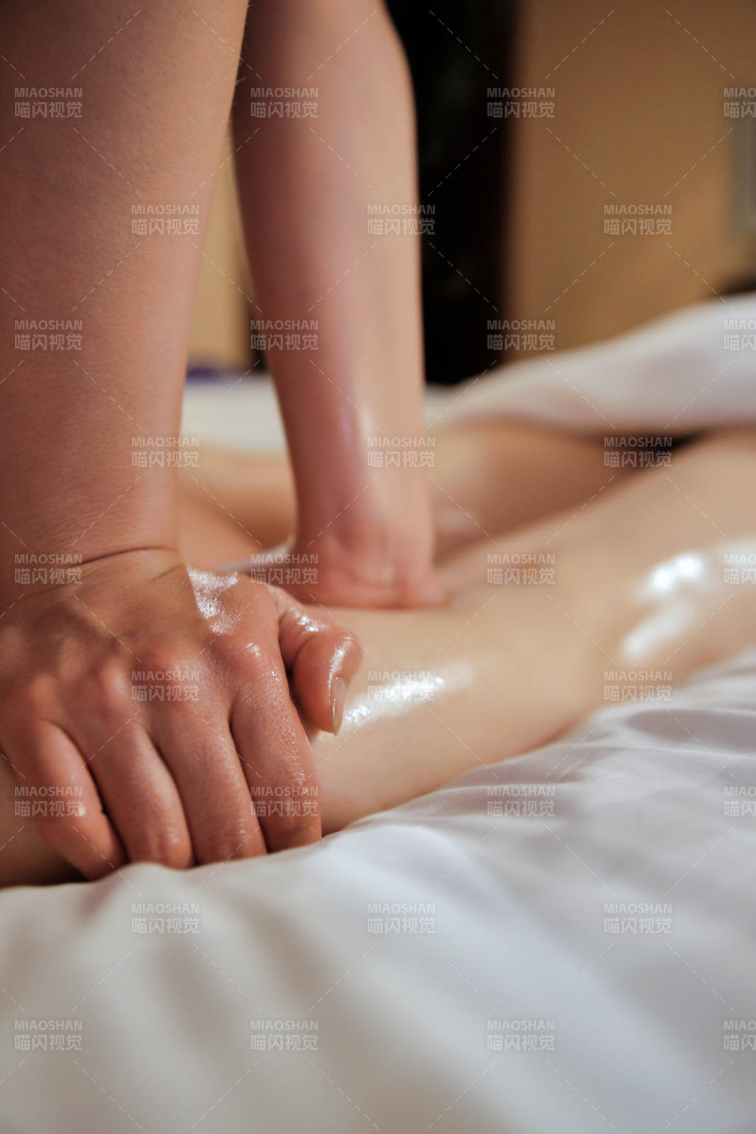 专业的按摩技师为顾客进行保健按摩图片
