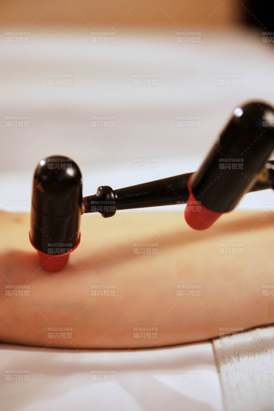 手法专业的足疗技师为客人服务图片