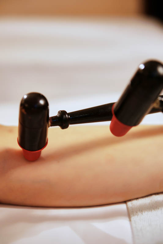 手法专业的足疗技师为客人服务图片