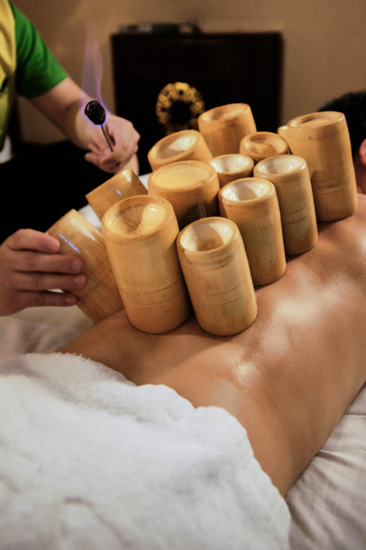 专业的按摩技师为顾客进行保健按摩图片