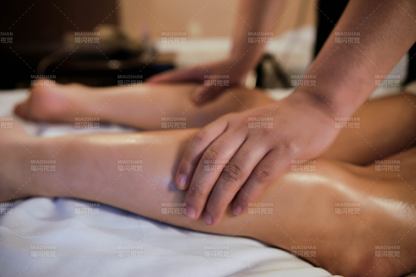专业的按摩技师为顾客进行保健按摩图片