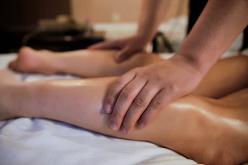 专业的按摩技师为顾客进行保健按摩图片