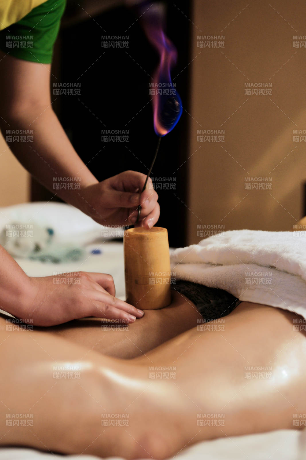 专业的保健技师为顾客进行吸筒疗法拔火罐图片