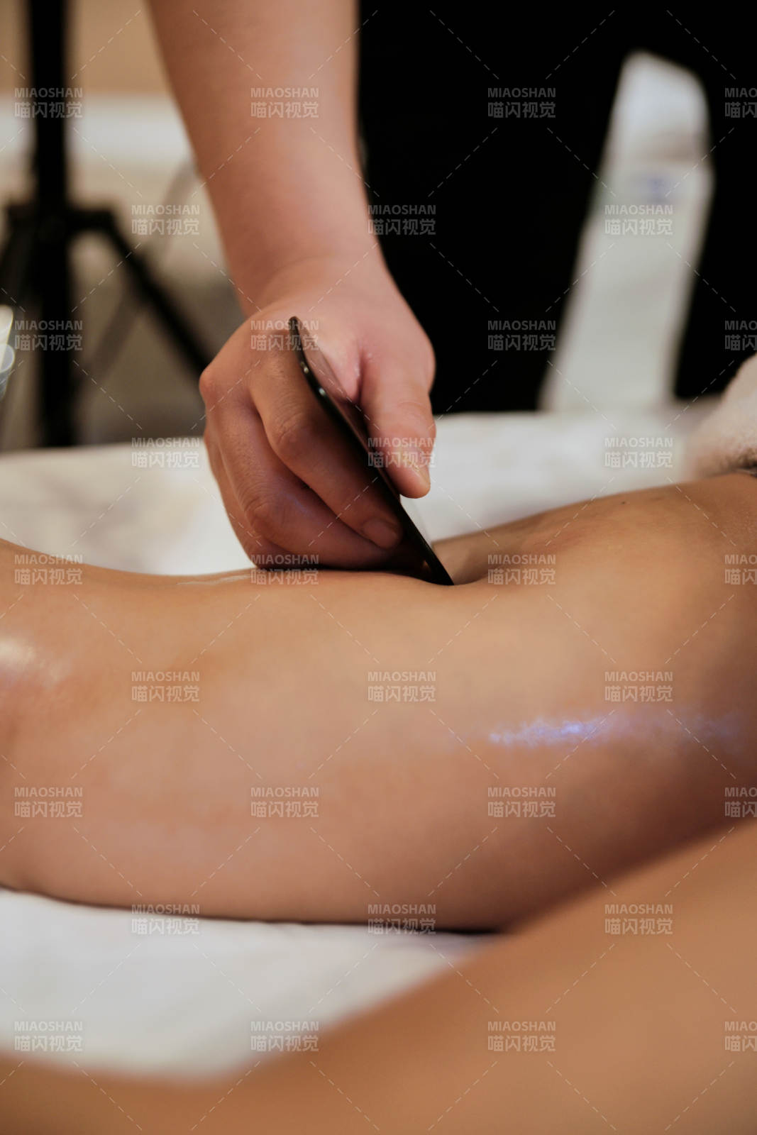 专业的按摩技师为顾客进行保健按摩图片