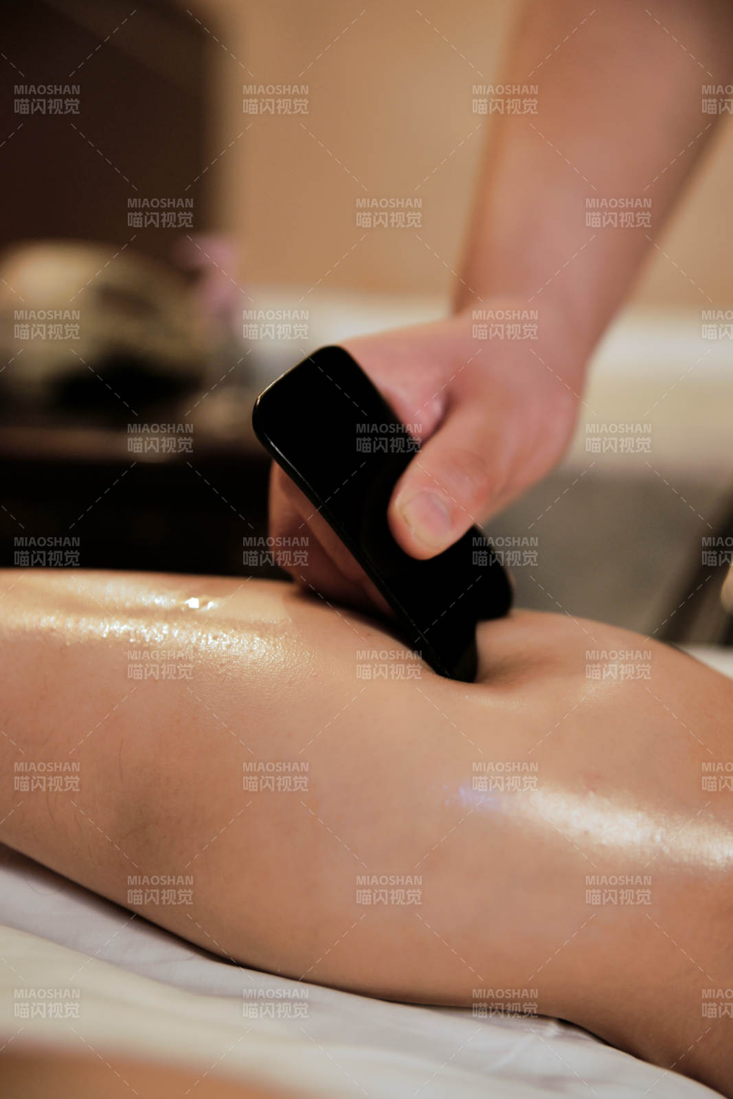 专业的按摩技师为顾客进行保健按摩图片