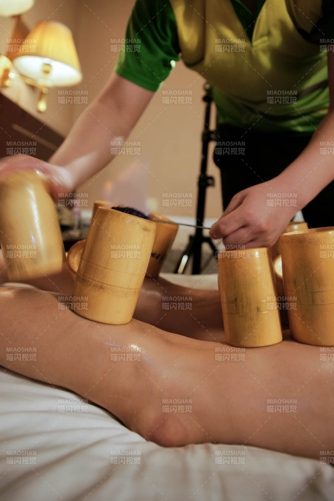 专业的保健技师为顾客进行吸筒疗法拔火罐图片