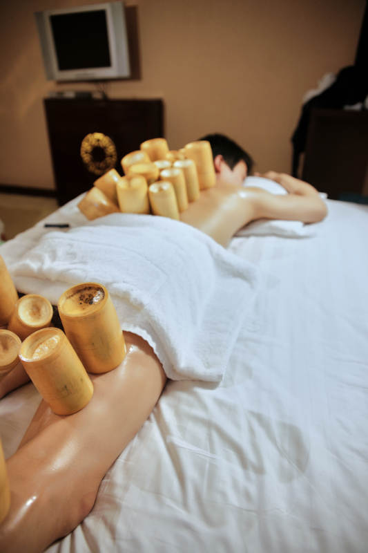 专业的保健技师为顾客进行吸筒疗法拔火罐图片