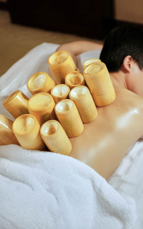 专业的保健技师为顾客进行吸筒疗法拔火罐图片