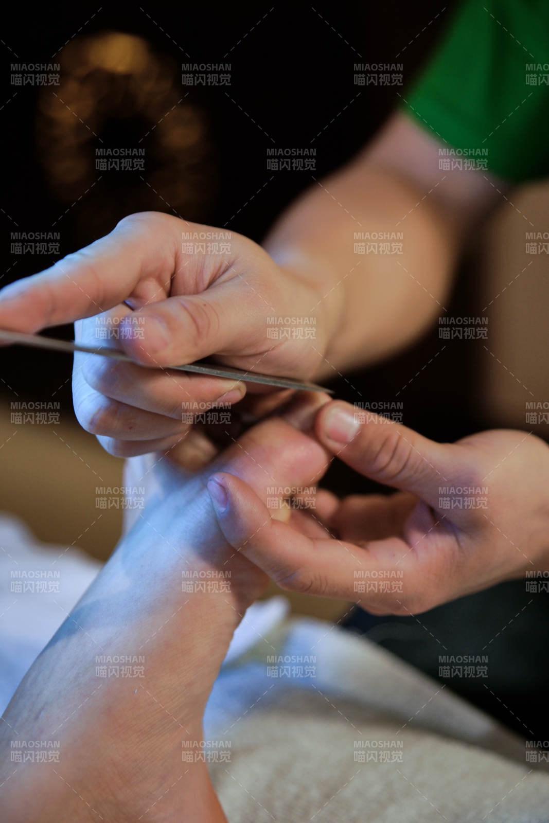 手法专业的足疗技师为客人修脚图片