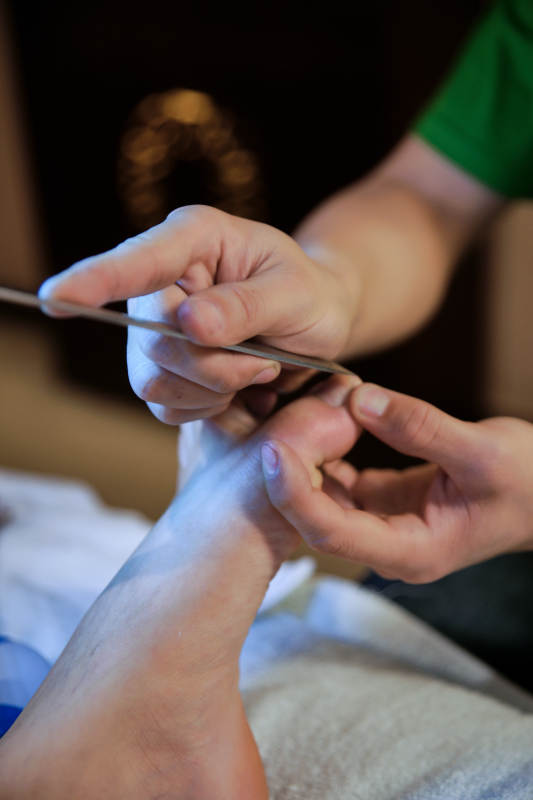 手法专业的足疗技师为客人修脚图片