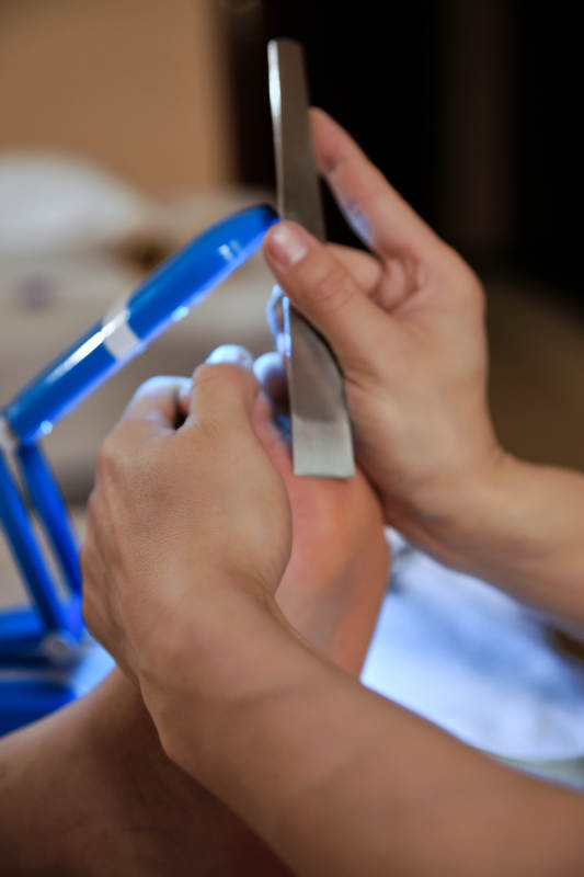 手法专业的足疗技师为客人修脚图片