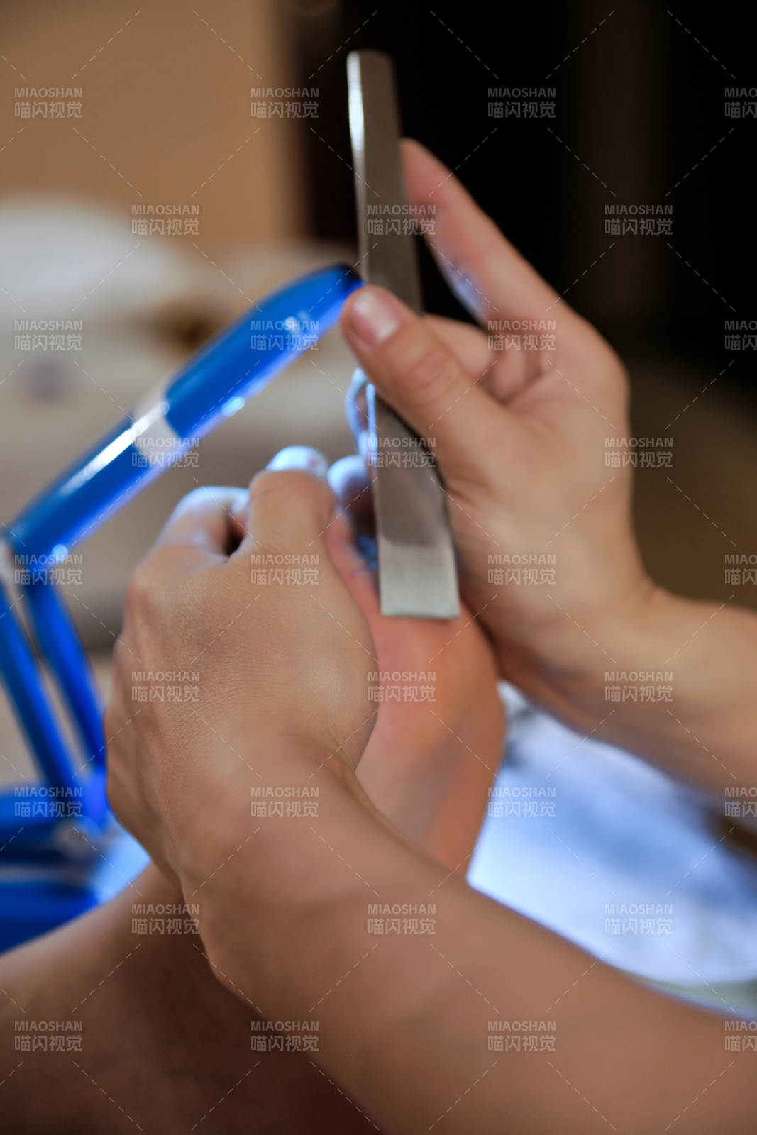 手法专业的足疗技师为客人修脚图片