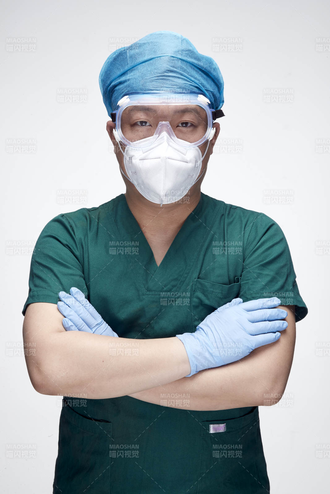 穿刷手衣黛手术帽手术手套护目镜的男性医生图片
