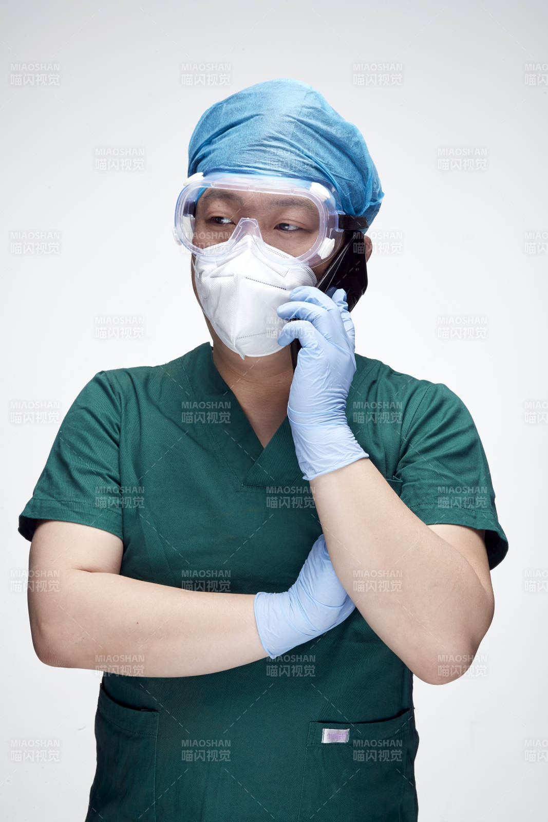 穿刷手衣黛手术帽手术手套护目镜的男性医生图片